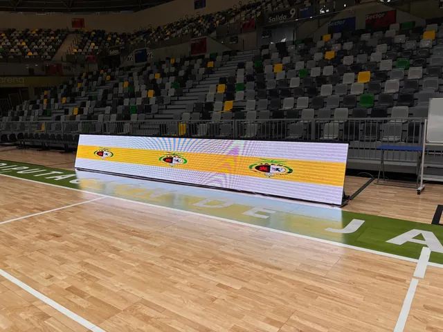 Pantallas LED de publicidad en pista del Olivo Arena de Jaén (foto 3)